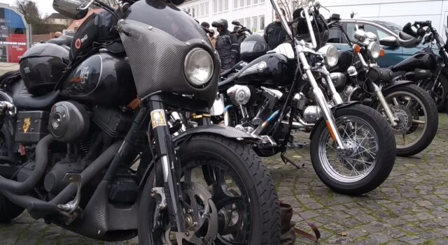 Etwa 20 Motorradfahrer waren am 8. Januar 2024 schon Stunden vor der Protestkundgebung des Saar-Bauernverbands am Schlossplatz erschienen.