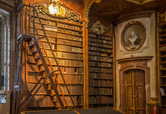 Bücherregale der Bibliothek Wien
