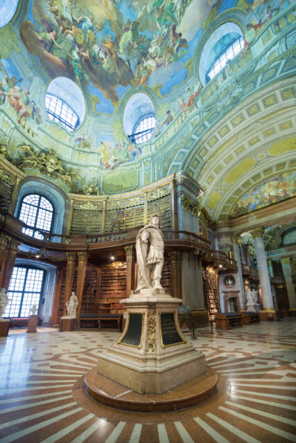Marmorstatue von Kaiser Karl VI. im Prunksaal der Bibliothek