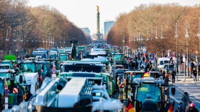 „Die Ampel steht auf ROT, die Wirtschaft ist bald TOT“: Bildstrecke vom Bauernprotest in Berlin