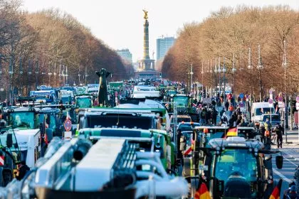 „Die Ampel steht auf ROT, die Wirtschaft ist bald TOT“: Bildstrecke vom Bauernprotest in Berlin