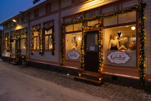 Das Bistro KaffeeBar in der Altstadt von Rauma in Finnland. 1884 fiel das Gebäude einem Brand zum Opfer. Foto: Matthias Kehrein/Epoch Times