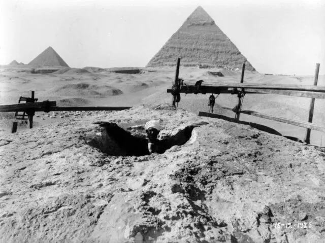 Mann im Loch auf dem Kopf der Sphinx
