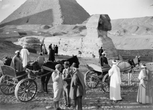 Fremdenverkehr vor der Sphinx um 1929