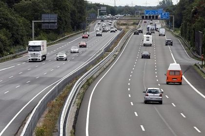 Vergessene Geldbörse landet auf Autobahn – Polizei hilft bei Suche