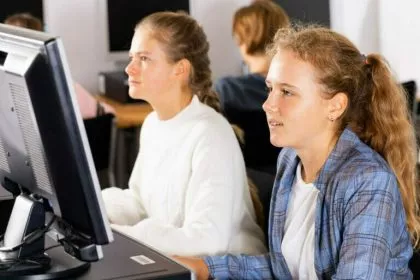 „Halluzination“ und Genderstereotypen – Österreichs KI-Jobberater sorgt für Ärger