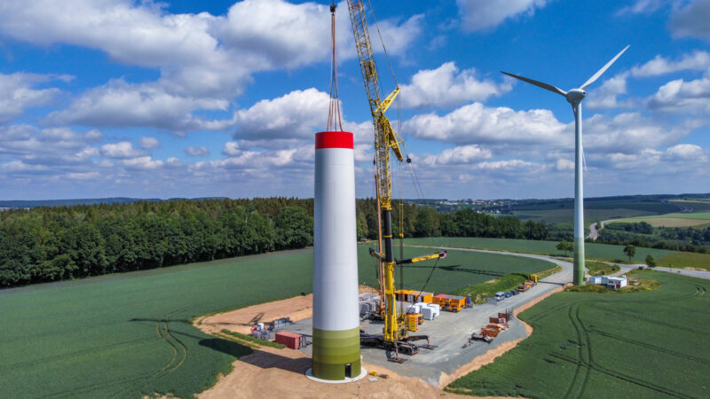 Trotz kräftigem Zubau der Windkraft in Deutschland ist die monatlich eingespeiste Strommenge nahezu konstant.