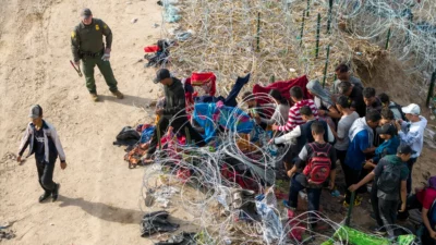 Biden-Regierung darf von Texas an Grenze zu Mexiko aufgestellten Stacheldraht entfernen