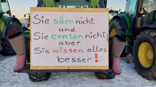 „Zu viel ist zu viel“: Protestzug zur Staatskanzlei in Potsdam