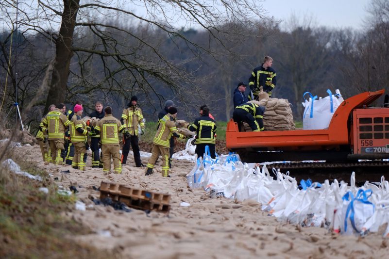 Die Bundesinnenministerin will heute in Hatten-Sandkrug bei Oldenburg mit Einsatzkräften sprechen.