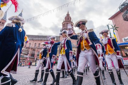 Musik und „Schwellköppe“: Tausende starten in Karnevalszeit