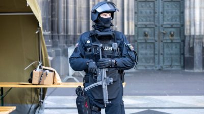 Vor dem Pontifikalamt im Kölner Dom zum Jahresabschluss mit Kardinal Woelki wird das Domumfeld von Einsatzkräften der Polizei mit Maschinenpistolen stark bewacht.