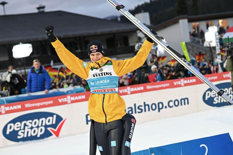 Andreas Wellinger hat in Garmisch-Partenkirchen seine Gesamtführung verteidigt.