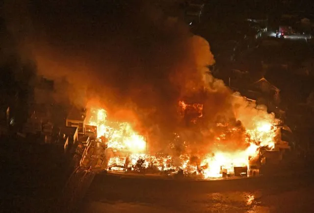 Eine Serie starker Beben an der Westküste Japans hat am Neujahrstag Warnungen vor Tsunami-Flutwellen ausgelöst und Schäden verursacht. In Wajima brach ein großes Feuer aus.