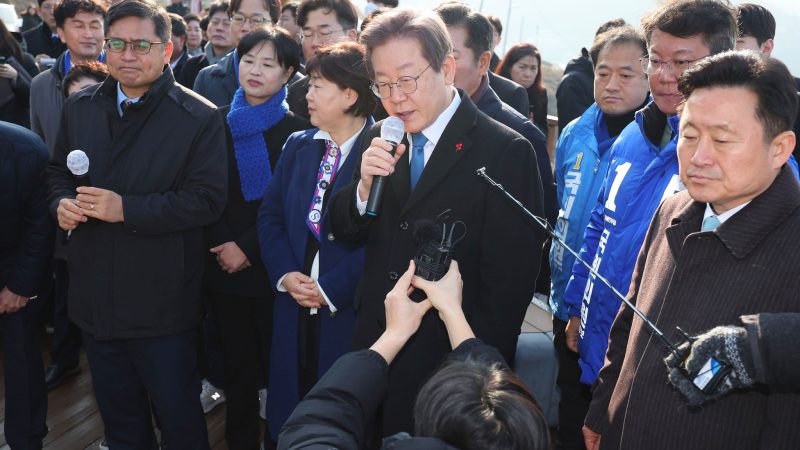 Südkoreas Oppositionschef Lee Jae Myung (M) spricht auf der Baustelle eines neuen Flughafens.