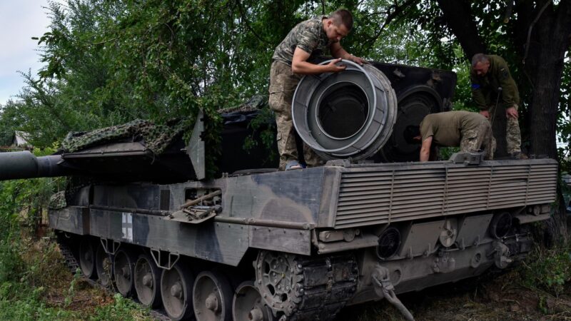 Ukrainische Soldaten reparieren einen Panzer vom Typ "Leopard 2".