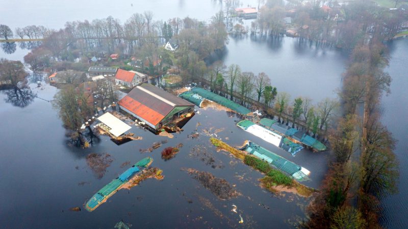 Nur noch die Dächer heraus: Ein Bauernhof in Bremen kämpft wie viele Orte in Deutschland derzeit weiter mit dem Hochwasser.