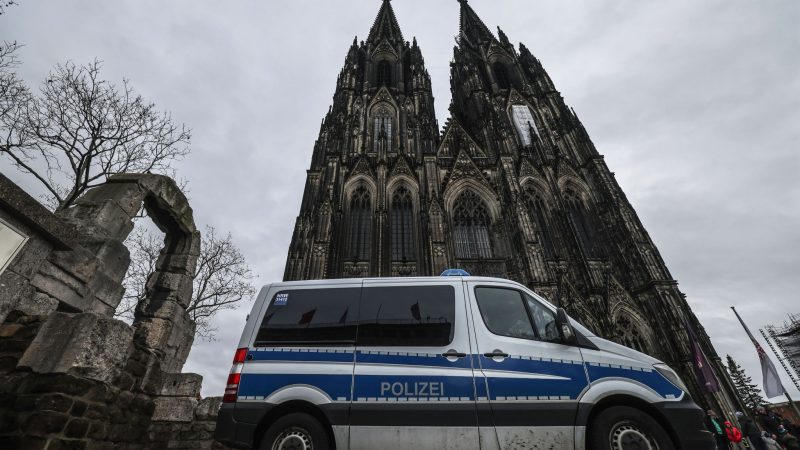 Seit dem Terroralarm im Dezember werden die Sicherheitsvorkehrungen in und um den Kölner Dom weiter aufrecht erhalten.