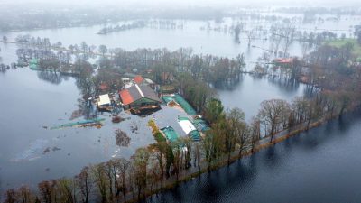 Ein Bauernhof im Bremer Stadtteil Timmersloh steht unter Wasser.
