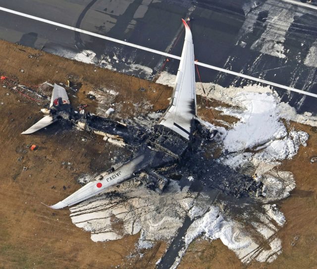 Das ausgebrannte Flugzeug der Japan Airlines auf dem Flughafen Haneda. Der Flieger stieß am 2. Januar aus noch ungeklärter Ursache nach der Landung mit einem Flugzeug der Küstenwache zusammen.