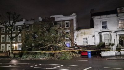 Von Sturm «Henk» verursachte Schäden in einer Straße in London.