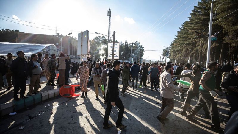 In der iranischen Stadt Kerman wurden iranischen Staatsmedien zufolge mehr als hundert Menschen durch Explosionen getötet. Sie pilgerten anlässlich des Todestags des Generals Ghassem Soleimani zu dessen Grab.