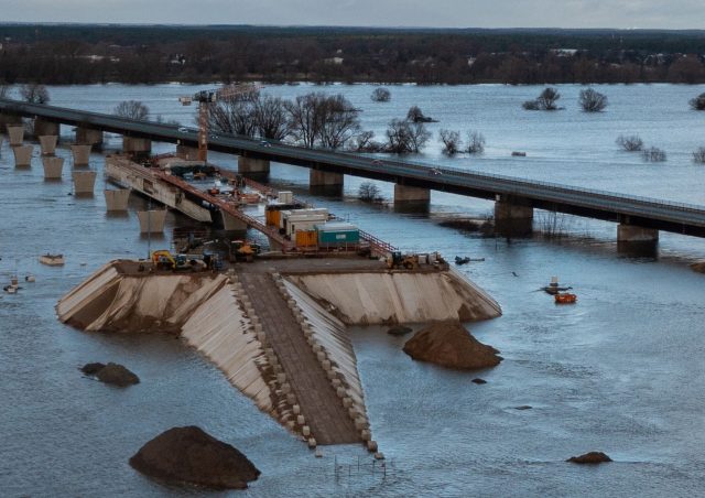 Welche Kosten die durch das Hochwasser entstandenen Schäden entstehen, ist noch unklar. Auch die Brückenbaustelle der A14-Nordverlängerung bei Wittenberge in Brandenburg steht derzeit unter Wasser.