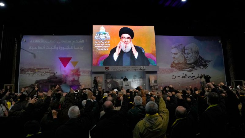 Hisbollah-Führer Sayyed Hassan Nasrallah grüßt seine Anhänger während einer Videoübertragung im Rahmen einer Zeremonie zum vierten Jahrestag der Ermordung des iranischen Quds-Truppengenerals Soleimani.