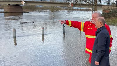 Scholz reist binnen weniger Tage zum zweiten Mal in ein Hochwassergebiet. Erst besuchte der Bundeskanzler, wie auf diesem Foto zu sehen, betroffene Regionen in Niedersachsen - nun will er sich in Sachsen-Anhalt einen Eindruck verschaffen.