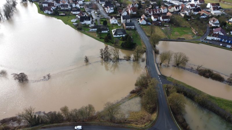 Hochwasser im Landkreis Marburg-Biedenkopf. Die Lahn ist weit über ihre Ufer getreten. Auch in Hessen ist die Hochwasserlage angespannt.