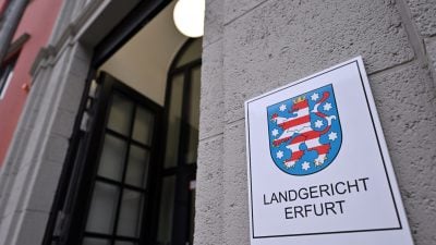 Das Landgericht Erfurt verhandelt einen Fall gegen einen 74-jährigen Mann, der in seiner Wohnung operative Eingriffe an mehreren Männern gegen Bezahlung durchgeführt haben soll.