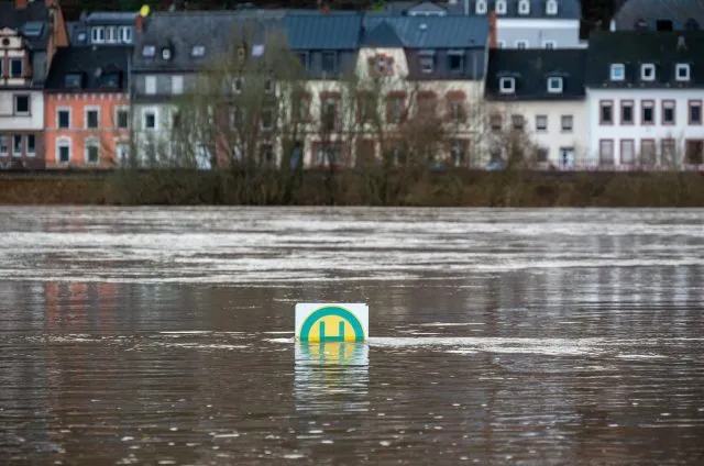 Wo bleibt der Bus? Das Schild einer Bushaltestelle schaut nur noch etwas aus der Mosel im Trierer Stadtteil und ehemaligen Fischerdorf Zurlauben.