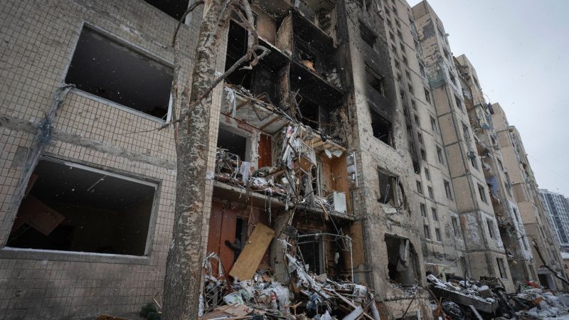 Ein Wohnhaus in Kiew, das bei einem russischen Angriff schwer beschädigt wurde.