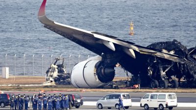 Die Bilder gingen um die Welt: Wie durch ein Wunder überlebten fast 400 Menschen an Bord eines Passagierflugzeugs in Japan ein Flammeninferno nach einer Kollision.
