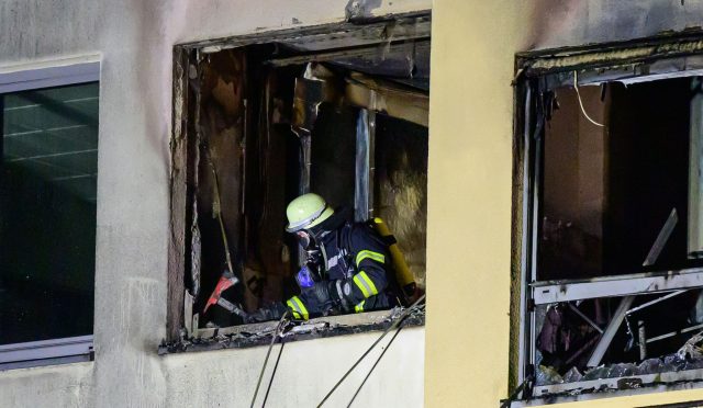 Bei einem Brand in einem Krankenhaus in der niedersächsischen Stadt Uelzen ist ein Mensch ums Leben gekommen.