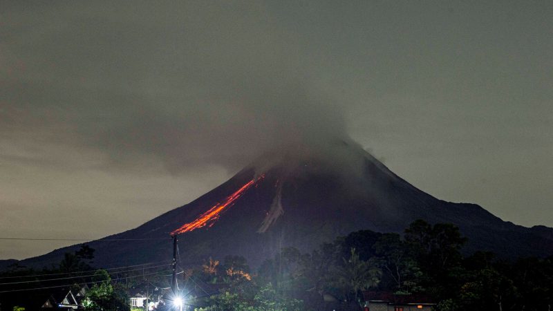 Lava strömt aus dem Vulkan Merapi («Berg des Feuers»). Er ist einer der aktivsten Vulkane Indonesiens und bekannt für seine häufigen Ausbrüche.
