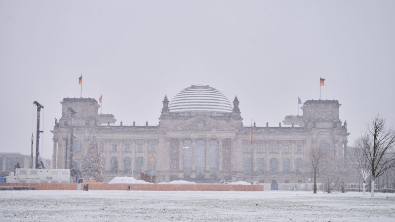 Das Reichstagsgebäude ist mit Schnee bedeckt.