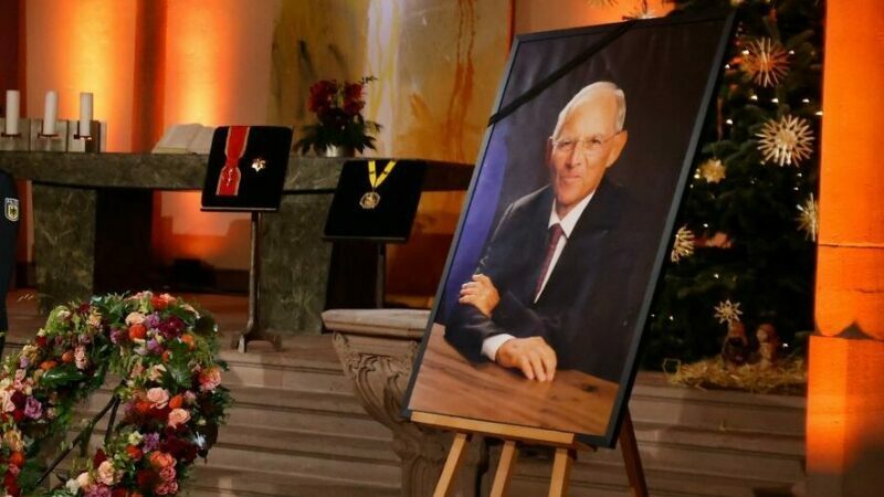 Polizisten stehen vor Beginn des Gottesdienstes bei der Trauerfeier für Wolfgang Schäuble in der evangelischen Stadtkirche von Offenburg an dessen Sarg.