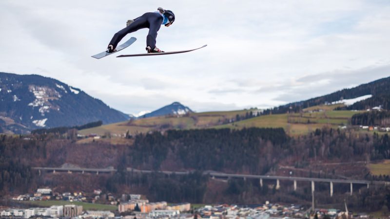 Der Jahreswechsel steht durch die Vierschanzentournee auch für Skispringen. Für das deutsche Team dabei ist unter anderem Andreas Wellinger, der auf diesem Bild zu sehen ist.