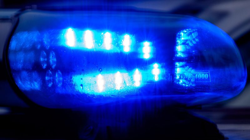 Blaulicht leuchtet auf einem Fahrzeug der Polizei (Symbolbild).