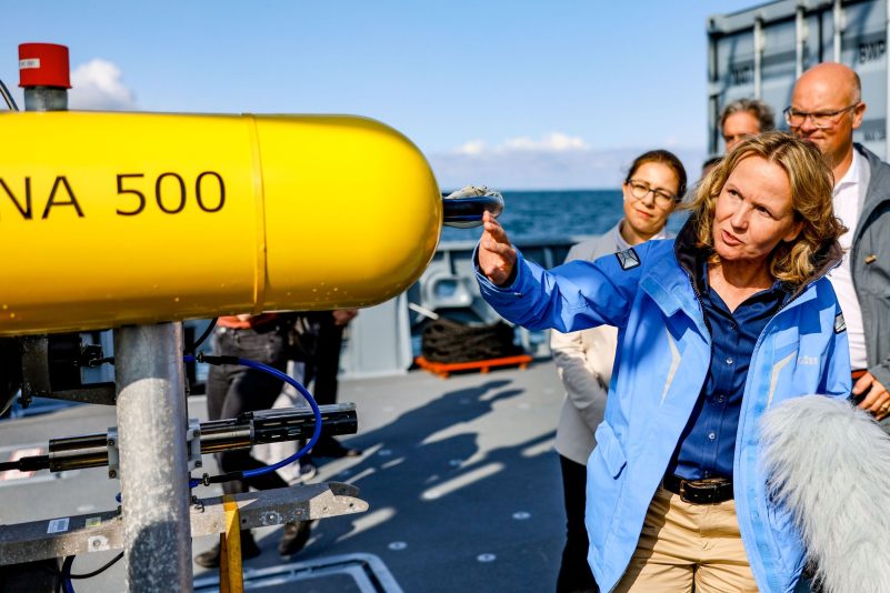 «Rund 1,6 Millionen Tonnen verrostende Munitionsaltlasten in Nordsee und Ostsee bedeuten eine zunehmende Gefahr für Mensch und Umwelt», sagt Bundesumweltministerin Steffi Lemke.