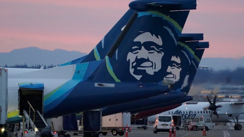 Alaska Airlines prüft nach einem Zwischenfall mit einem Fenster alle Maschinen des Typs Boeing 737-9 Max. (Archivbild)
