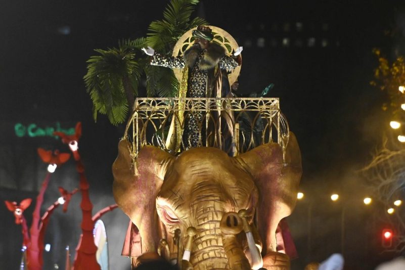 Der Heilige König Balthasar bei einem großen Umzug durch die Stadtmitte der spanischen Hauptstadt.