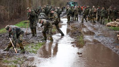 Soldaten nur bei Tageslicht im Hochwasser-Einsatz
