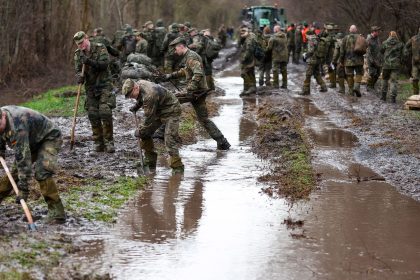 Soldaten nur bei Tageslicht im Hochwasser-Einsatz