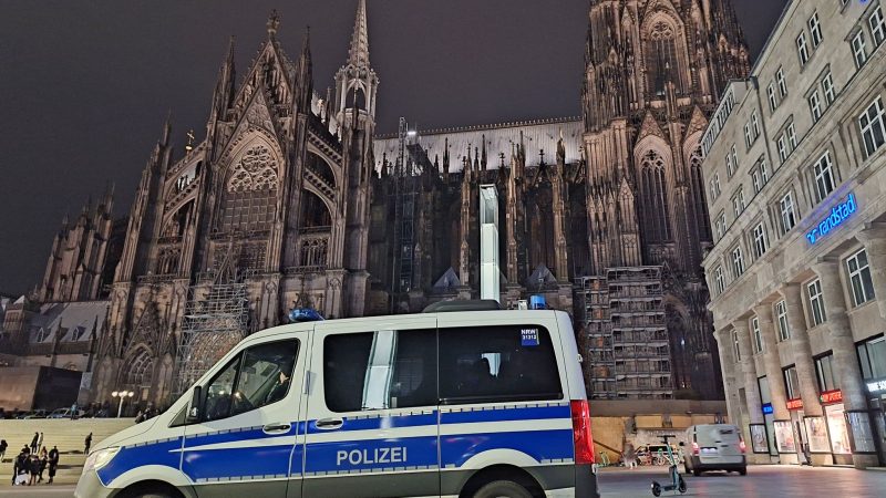 Die Polizei war wegen der Terrorwarnung am Kölner Dom mit einem Großaufgebot im Einsatz. (Archivbild)