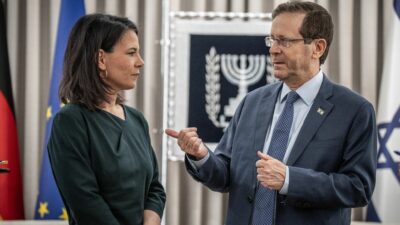 Annalena Baerbock (l.) wird vom israelischen Präsidenten Izchak Herzog begrüßt.