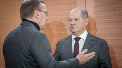 Olaf Scholz (r.) und Boris Pistorius während einer Sitzung des Bundeskabinetts im Bundeskanzleramt.