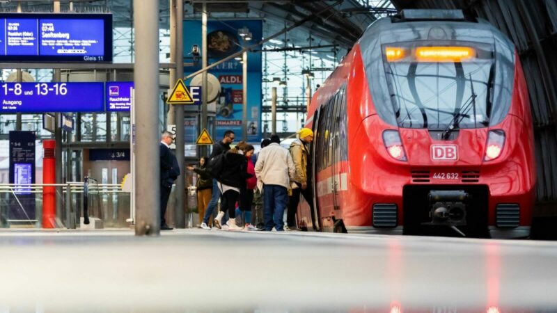 Die Deutsche Bahn will gegen den angekündigten Streik der Lokführergewerkschaft gerichtlich vorgehen.