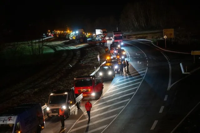 Hunderte Traktoren, Baufahrzeuge und Lkws blockieren das Kreuz der Bundesstraßen B303 und B279.